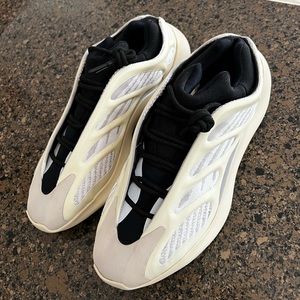 Yeezy 700 V3 - Azael